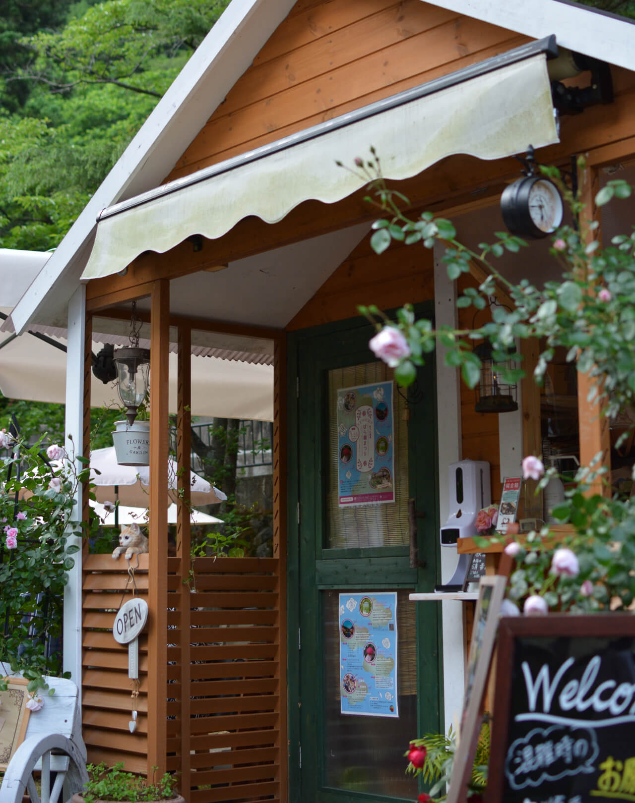 ローズガーデンカフェ 山形県鶴岡市 あつみ温泉街にて本物そっくりの薔薇アイスに出会う